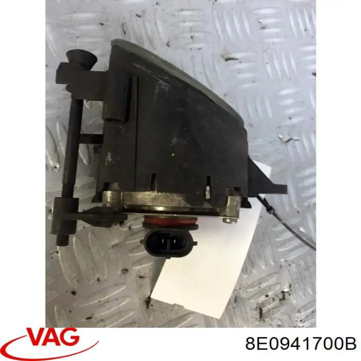 8E0941700B VAG Противотуманка правая