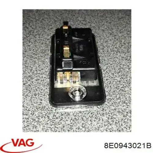 Фонарь освещения номерного знака VAG 8E0943021B
