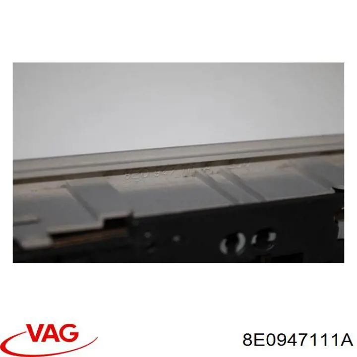 Плафон освещения салона (кабины) задний 8E0947111A VAG
