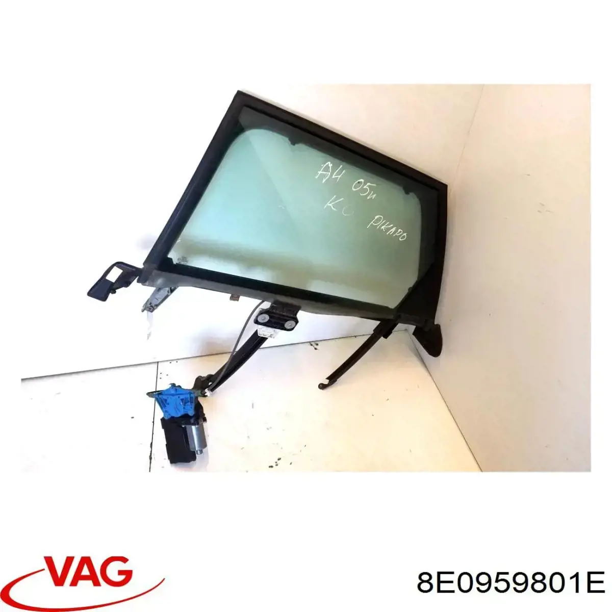 Мотор стеклоподъемника двери задней левой 8E0959801E VAG
