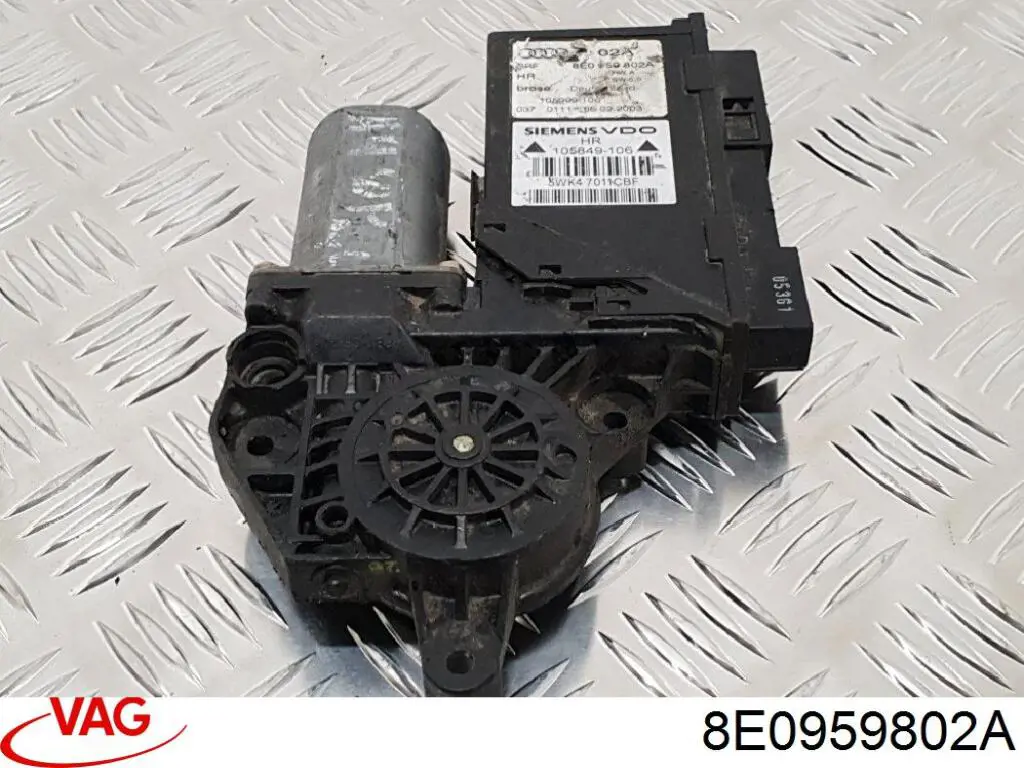 Мотор стеклоподъемника двери задней правой VAG 8E0959802A цена, от 12.67 USD