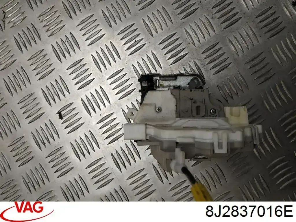 Замок передней правой двери 8J2837016E VAG