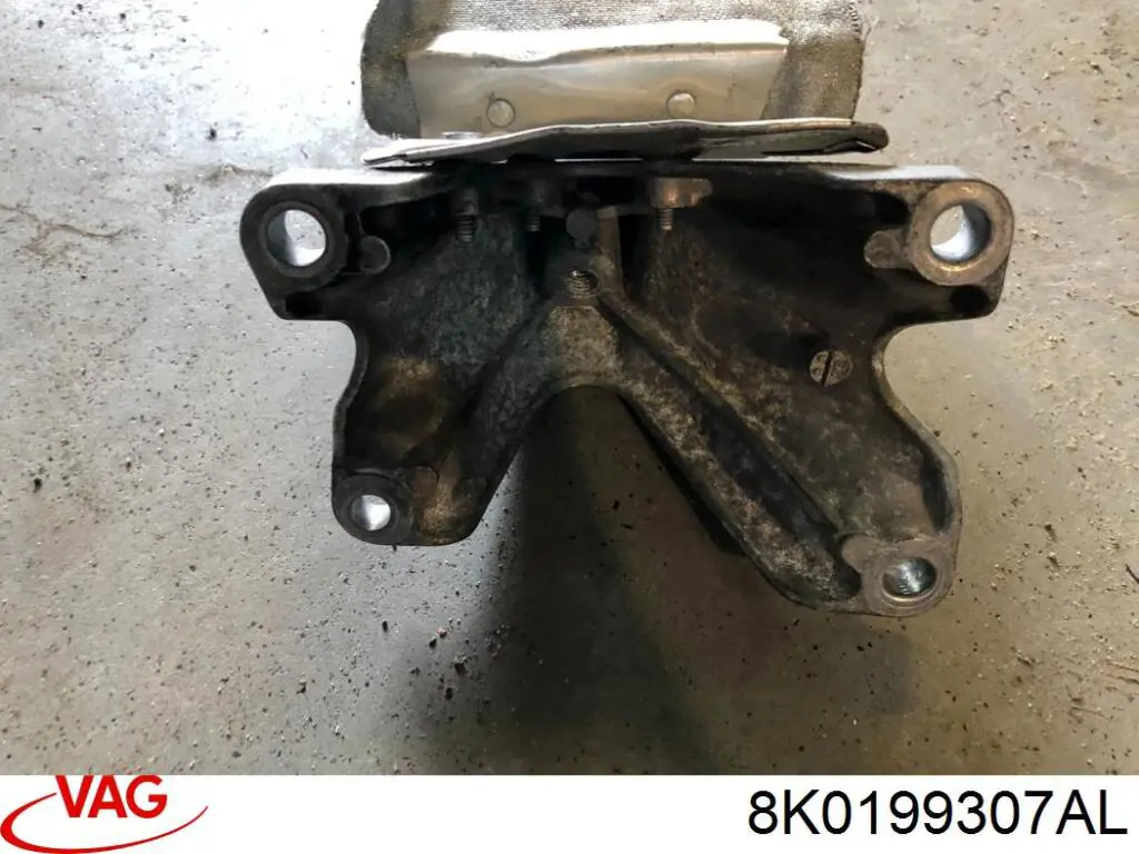 Кронштейн подушки (опоры) двигателя, левой VAG 8K0199307AL