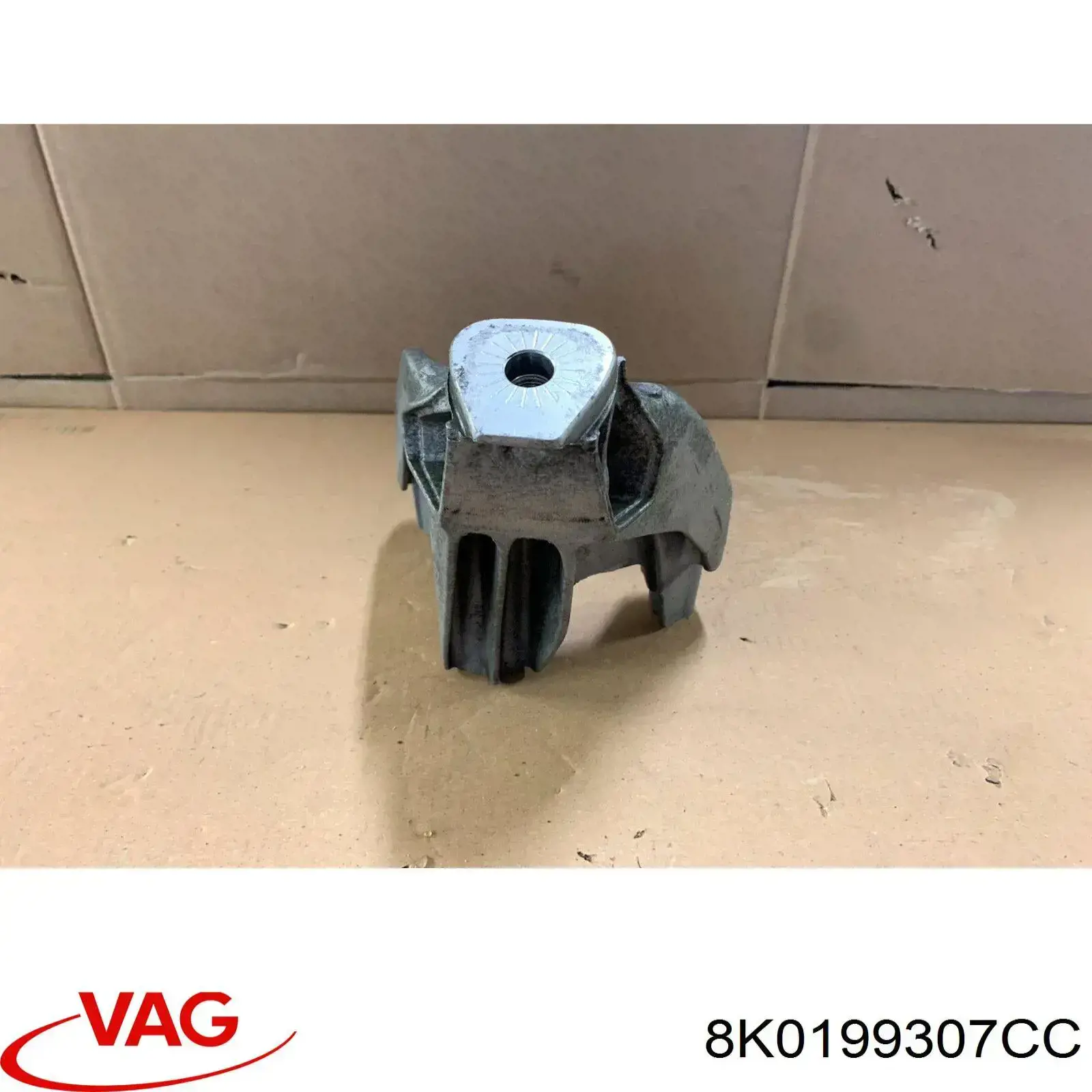 Кронштейн подушки (опоры) двигателя левой 8K0199307CC VAG