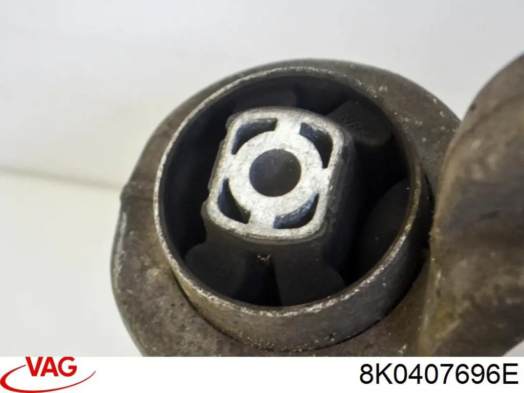Нижний рычаг 8K0407696E VAG