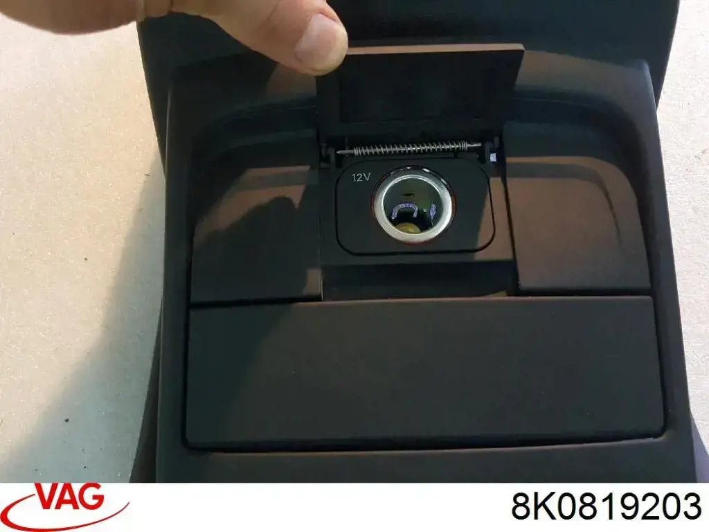 Решетка вентиляции салона в подлокотнике задняя 8K0819203 VAG