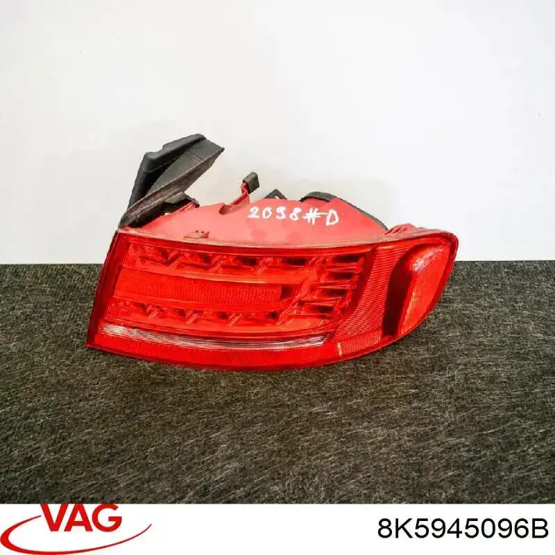 8K5945096B VAG luz direita