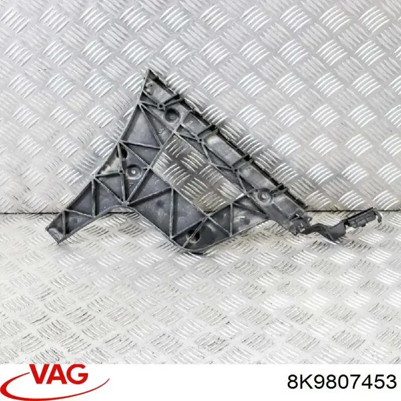 8K9807453 VAG Направляющая заднего бампера левая