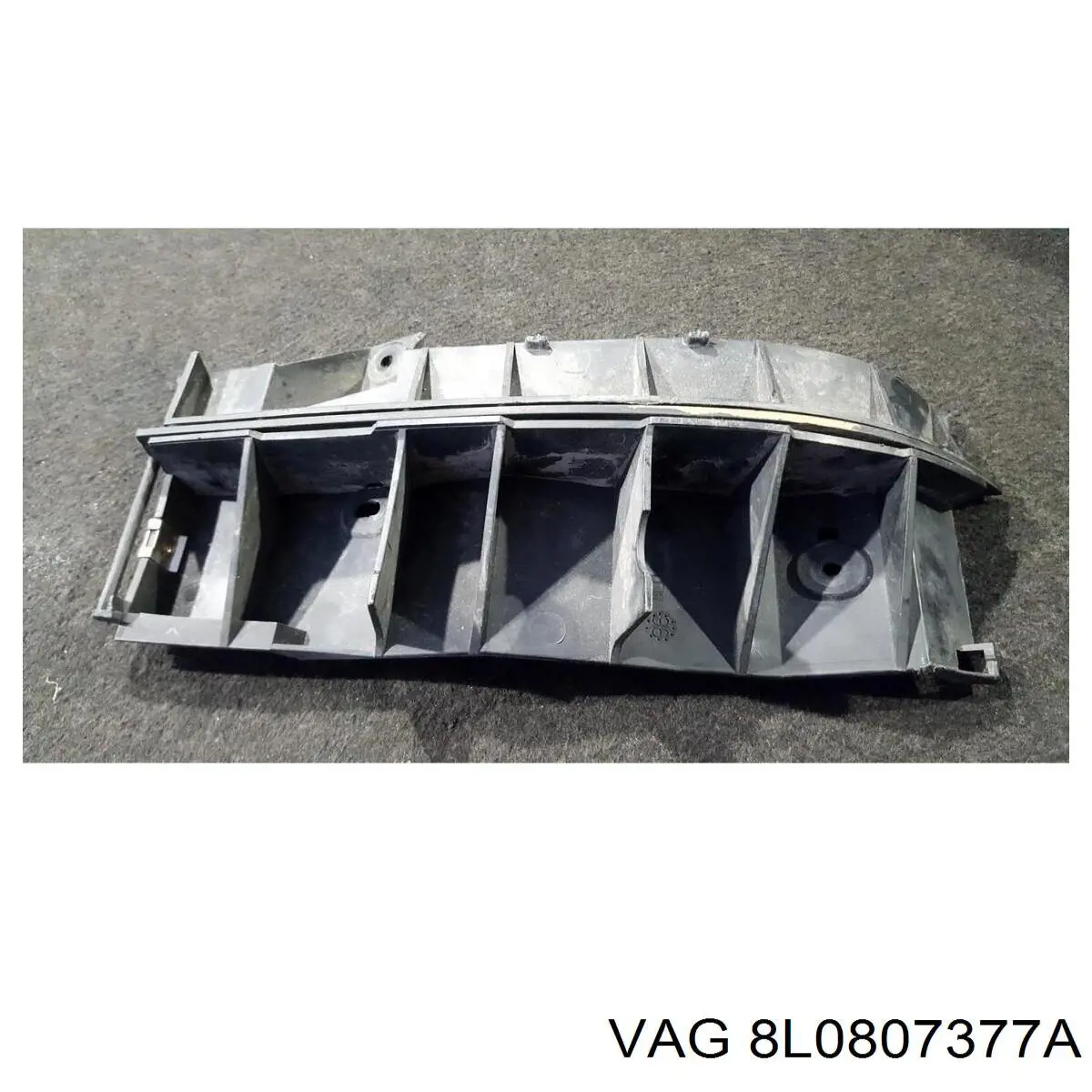 Купить 8L0807377D VAG Направляющая заднего бампера левая