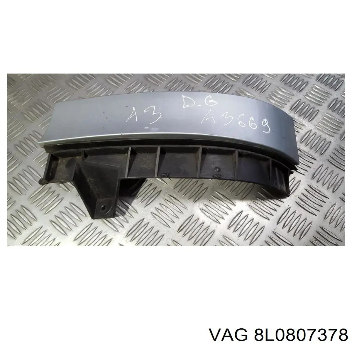 Кронштейн бампера заднего внешний правый 8L0807378B VAG