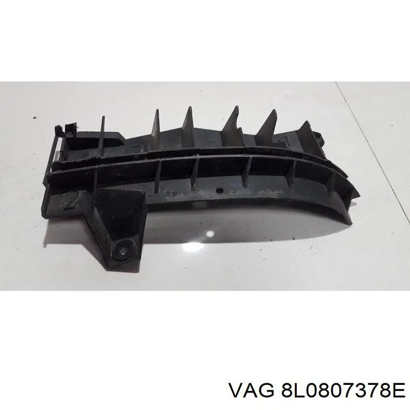 Направляющая заднего бампера правая VAG 8L0807378E цена, от 14.64 USD