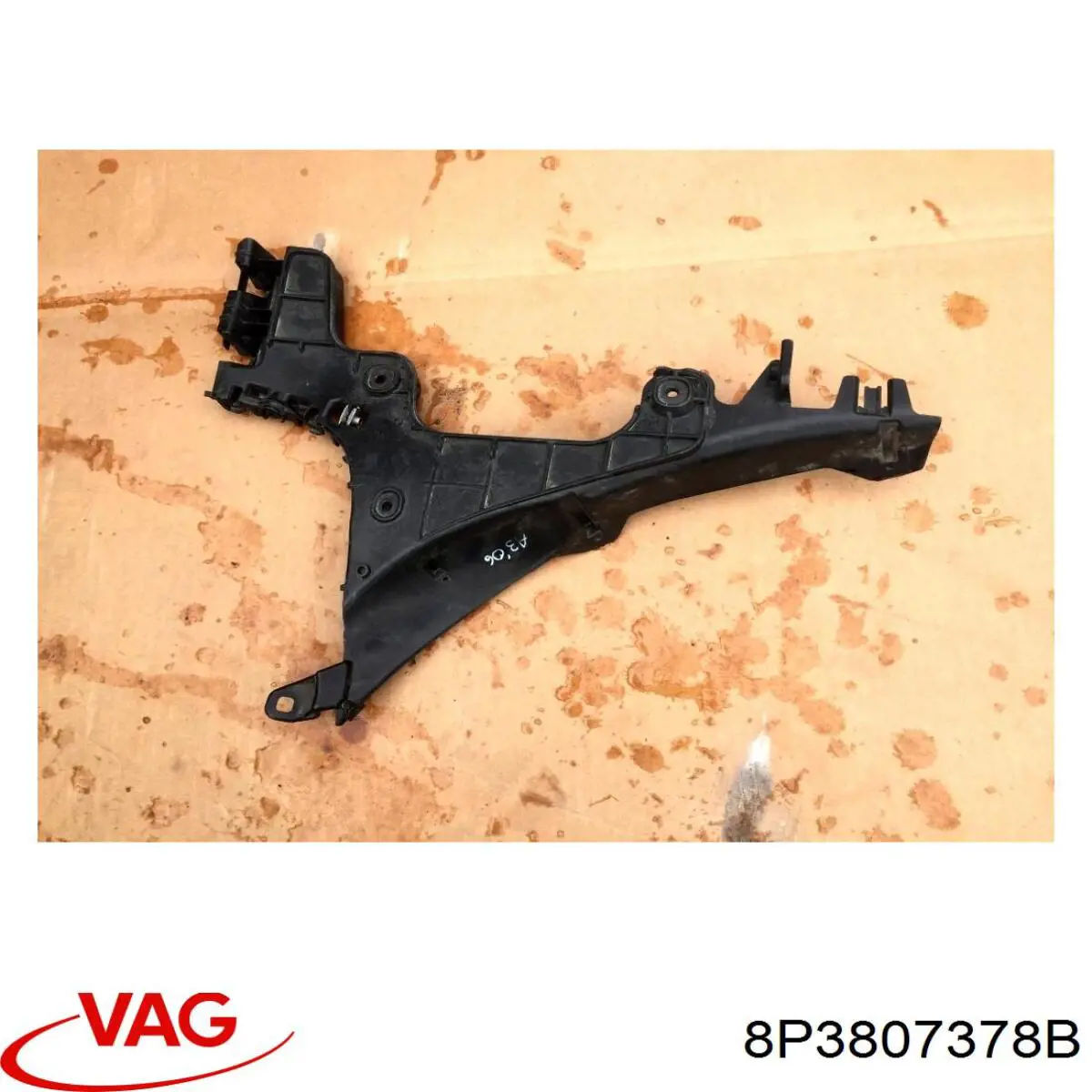 Направляющая заднего бампера, правая VAG 8P3807378A