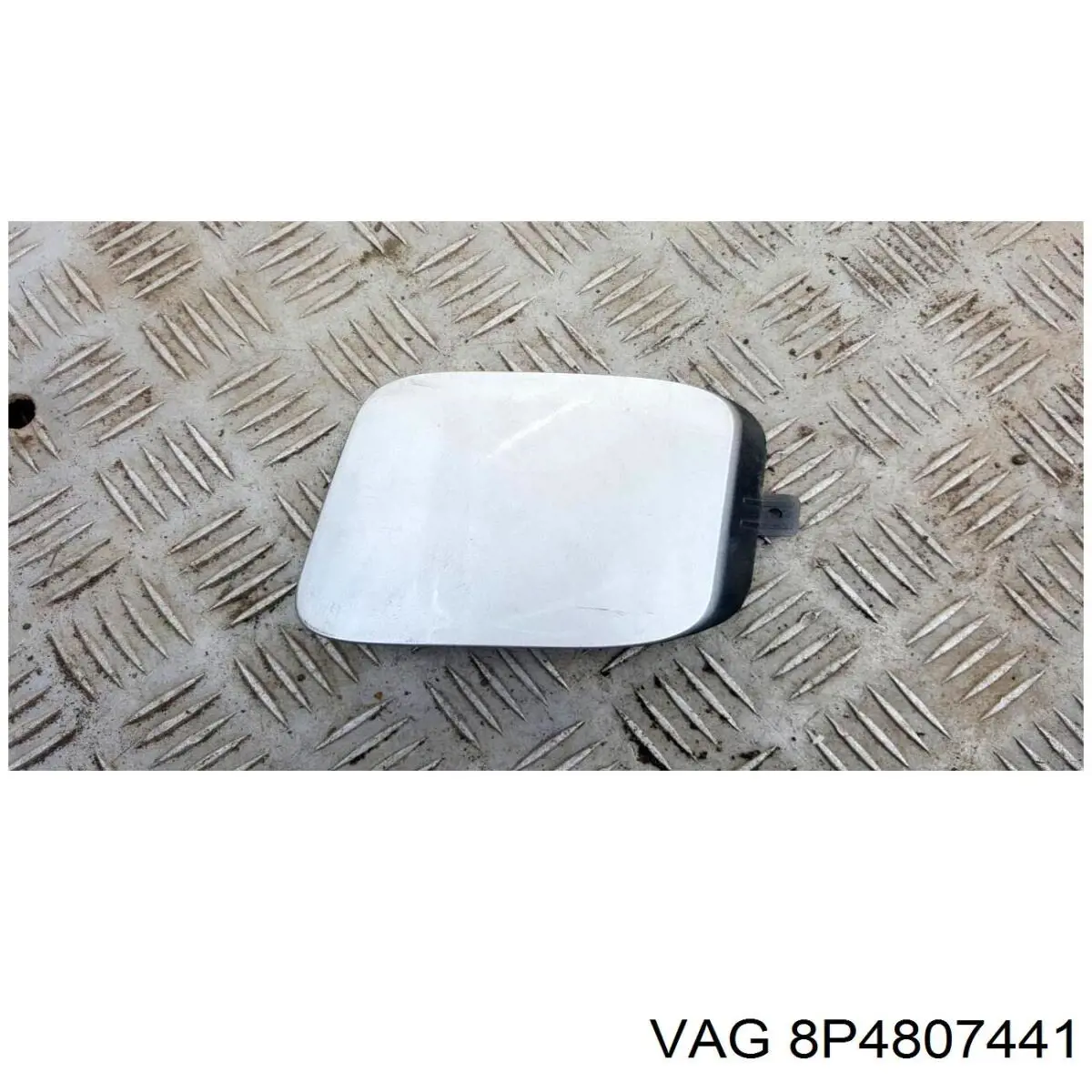 Купить 8P4807441 VAG Заглушка бампера буксировочного крюка задняя