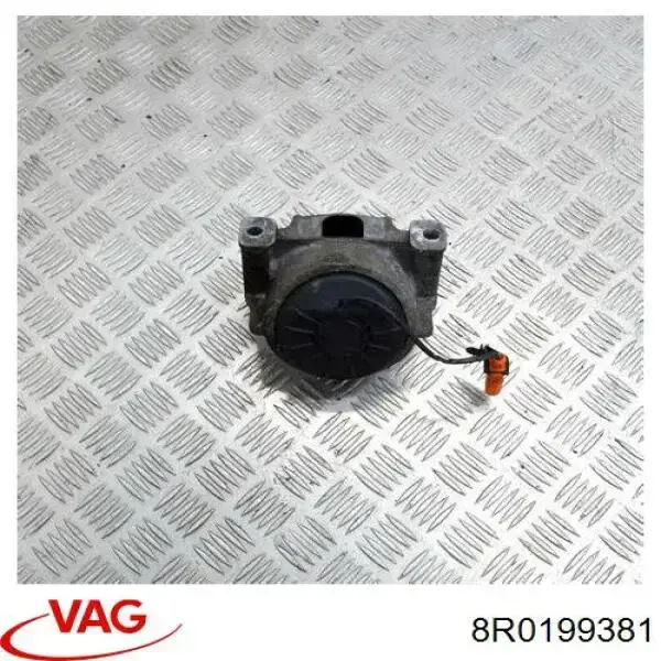 Правая подушка двигателя 8R0199381 VAG