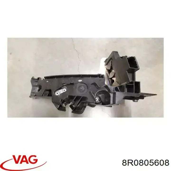 8R0805608 VAG кронштейн (адаптер крепления фары передней правой)