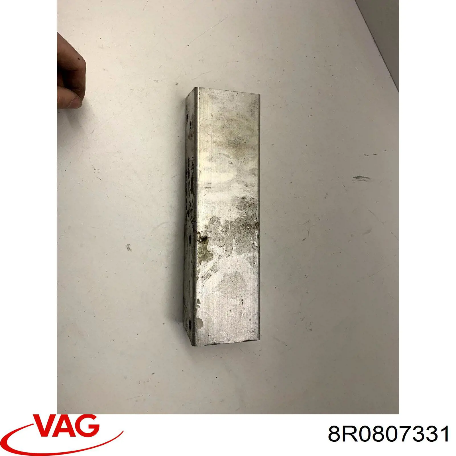 Купить 8R0807331 VAG Кронштейн усилителя заднего бампера