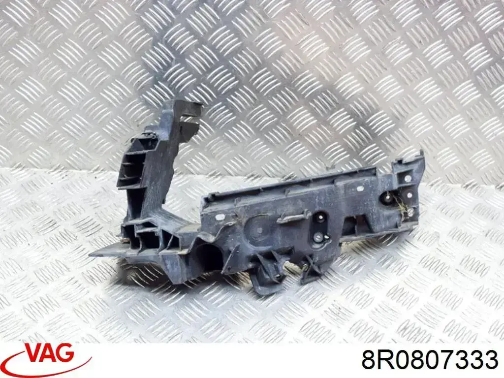 Левый кронштейн переднего бампера VAG 8R0807333