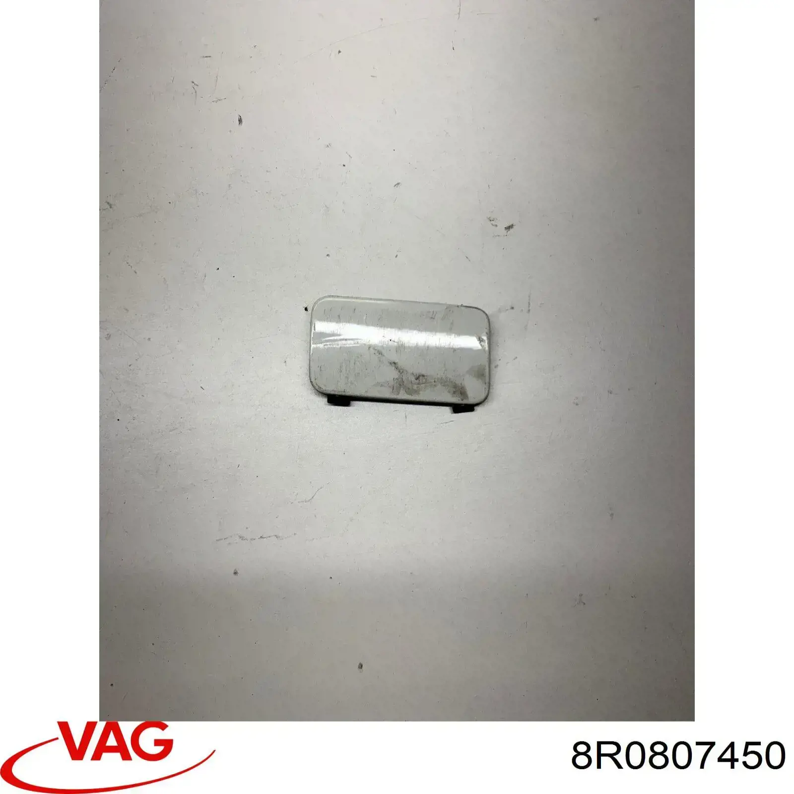 8R0807450 VAG заглушка бампера буксировочного крюка задняя