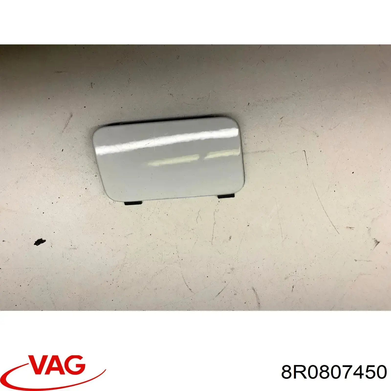Купить 8R0807450 VAG Заглушка бампера буксировочного крюка задняя
