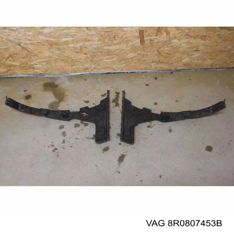 Направляющая заднего бампера, левая VAG 8R0807453B