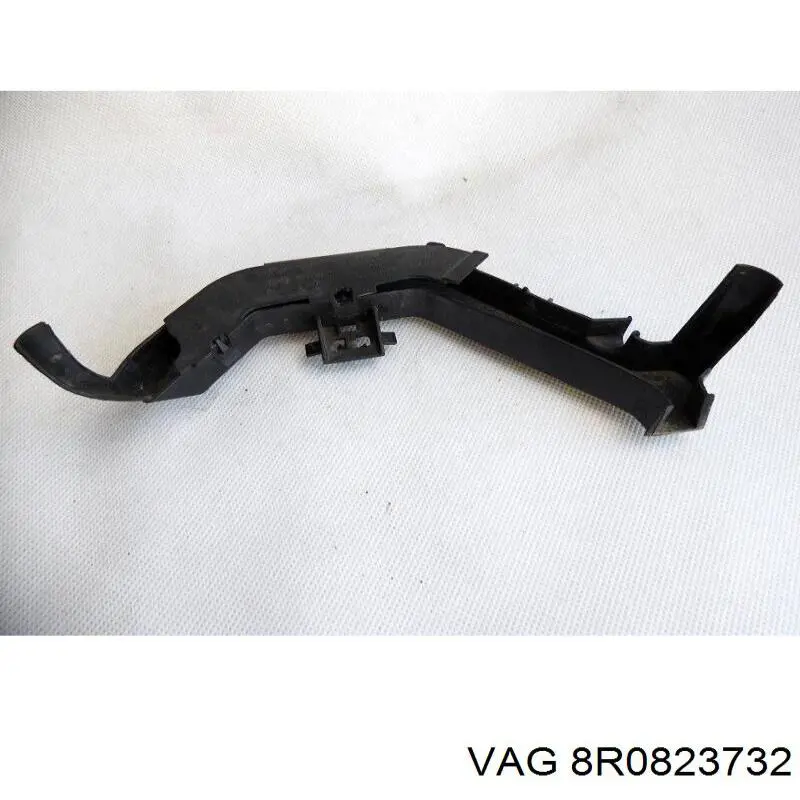 Купить 8R0823732 VAG Уплотнитель капота