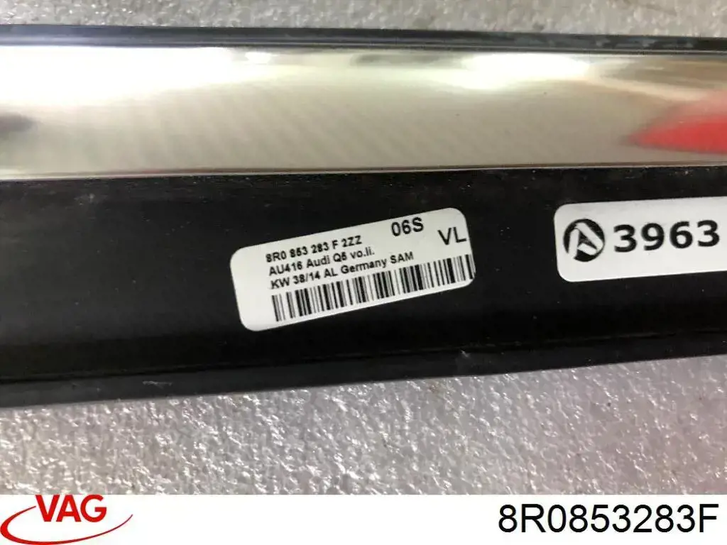 8R0853283F VAG Молдинг опускного стекла двери передней, левой