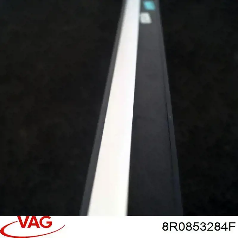 Молдинг опускного стекла двери передней правой 8R0853284F VAG