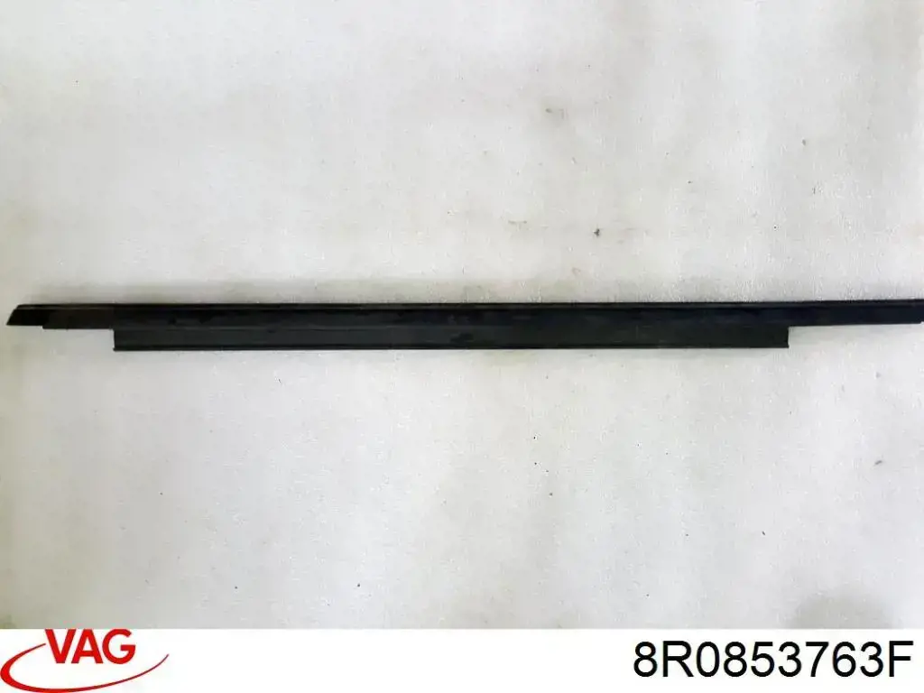 Молдинг опускного стекла двери задней левой VAG 8R0853763F цена, от 15.22 USD