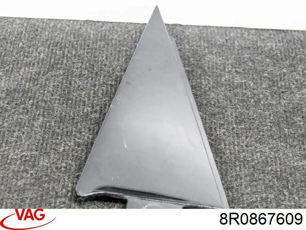 Обшивка (облицовка) крышки багажника (двери 3/5-й задней) 8R0867609 VAG