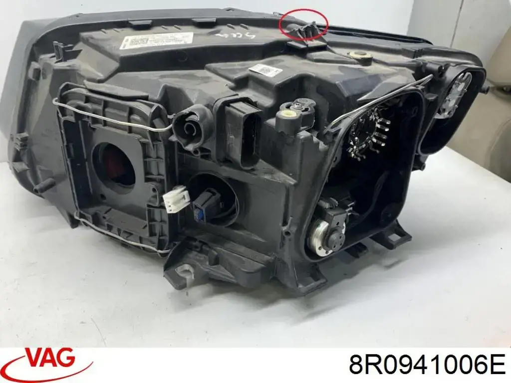 Фара правая VAG 8R0941006E
