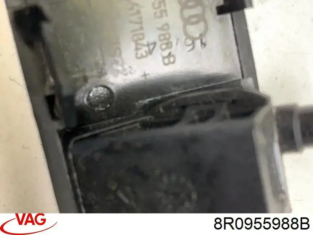 8R0955988B VAG Сопло омывателя лобового стекла правое
