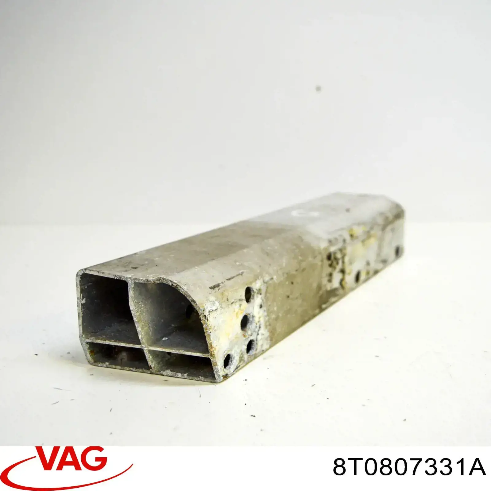 Кронштейн усилителя заднего бампера 8T0807331 VAG