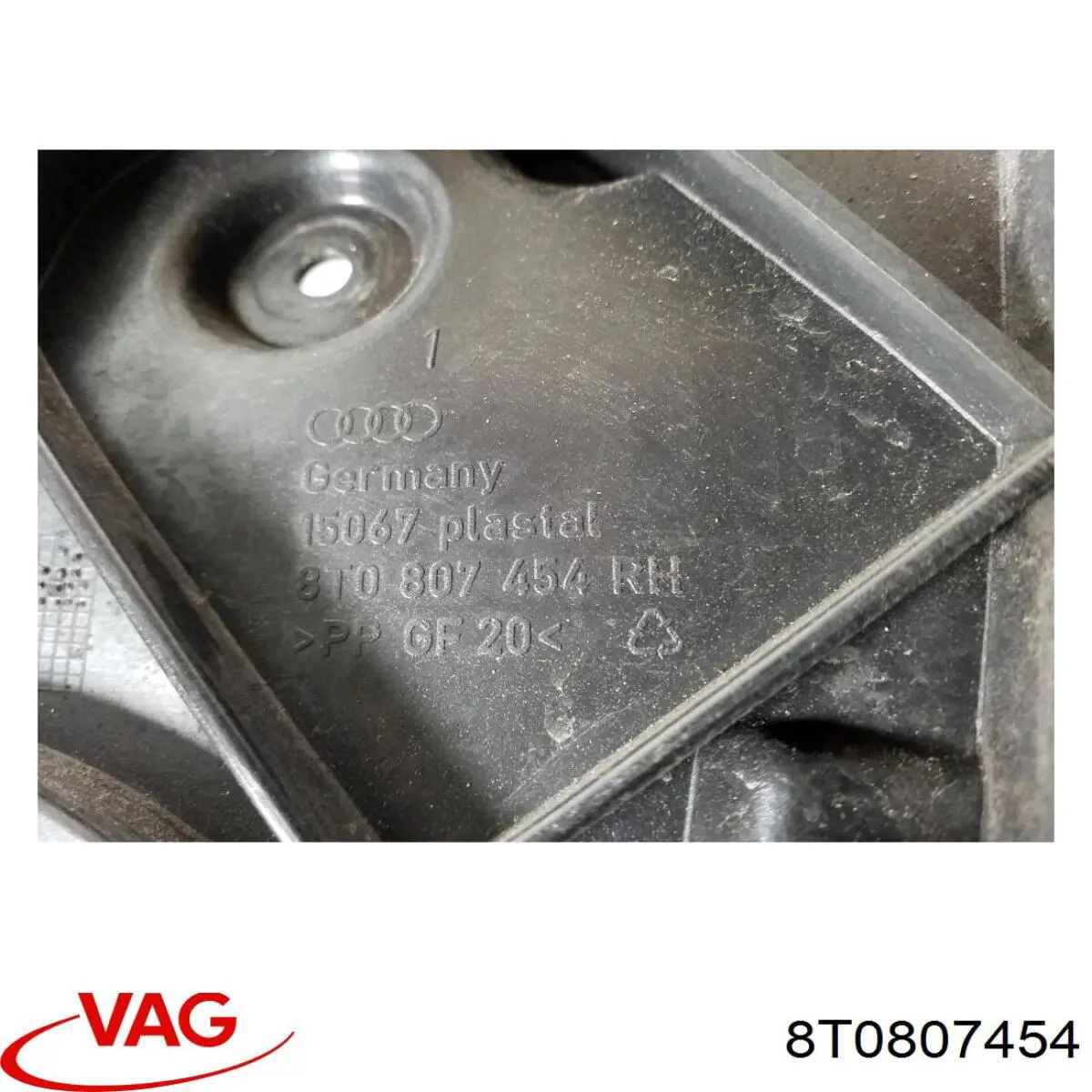 Правый кронштейн заднего бампера VAG 8T0807454