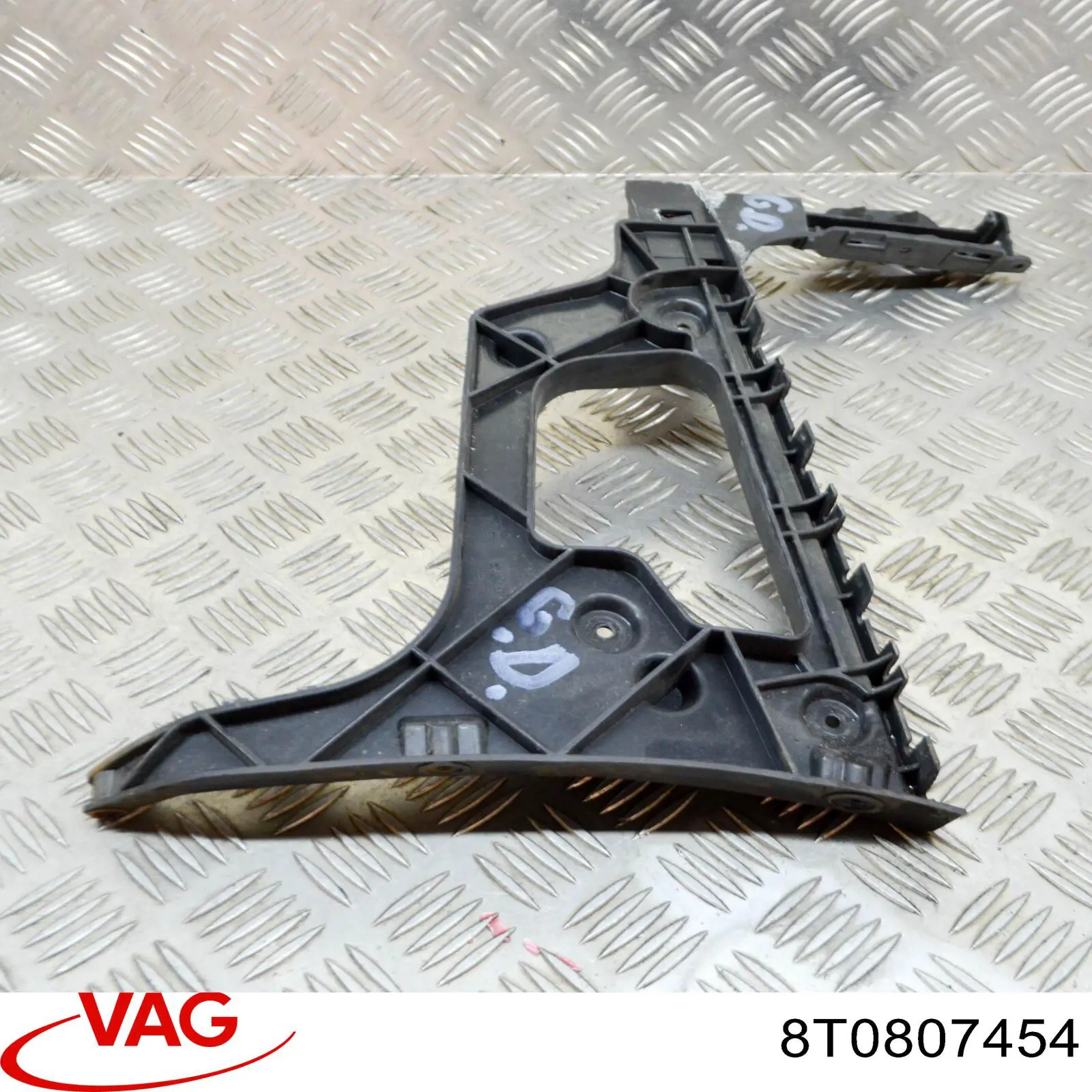 Кронштейн бампера заднего правый 8T0807454 VAG