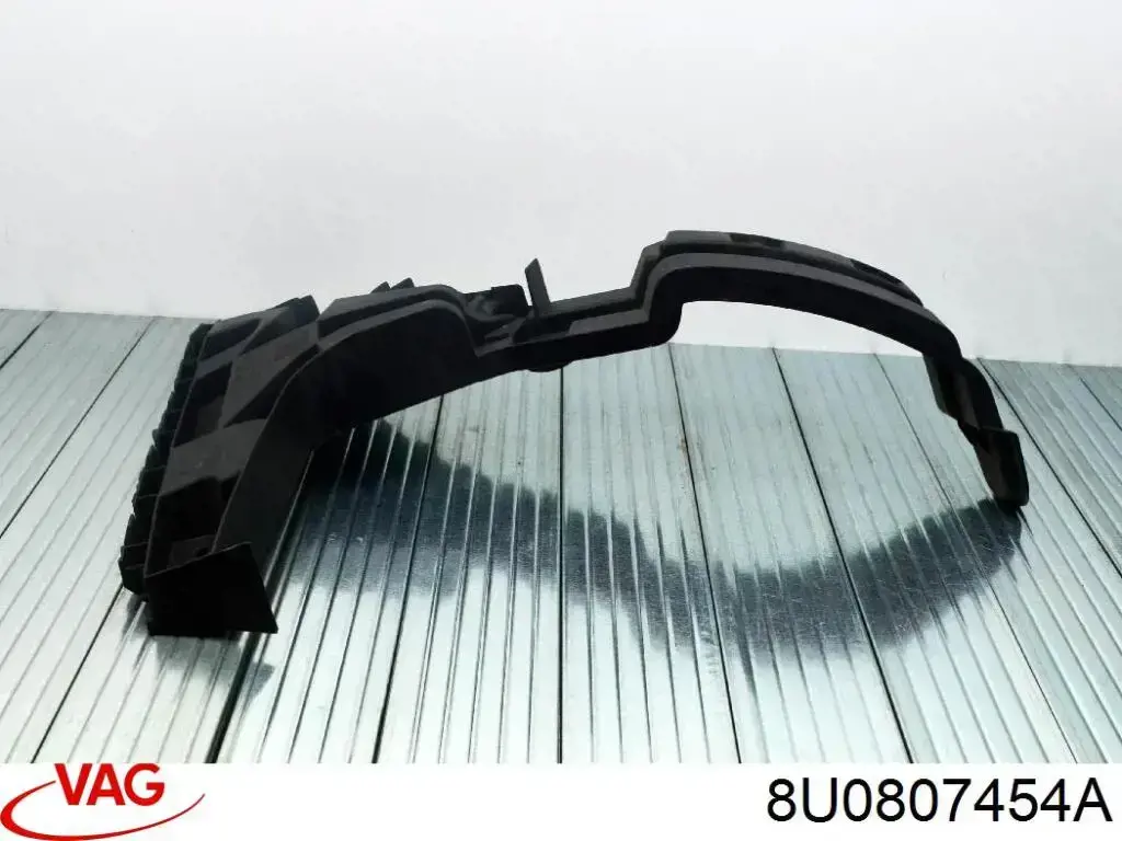 Направляющая заднего бампера правая 8U0807454 VAG