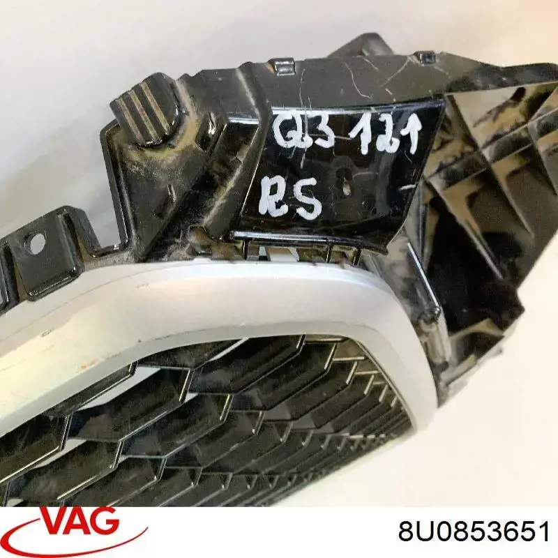 Решетка радиатора 8U0853651 VAG