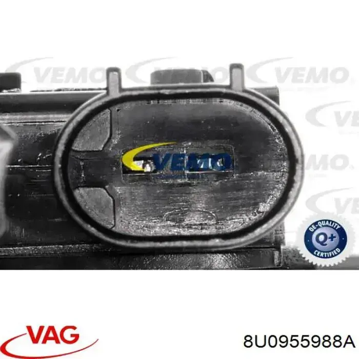 Форсунка омывателя стекла лобового правая 8U0955988A VAG