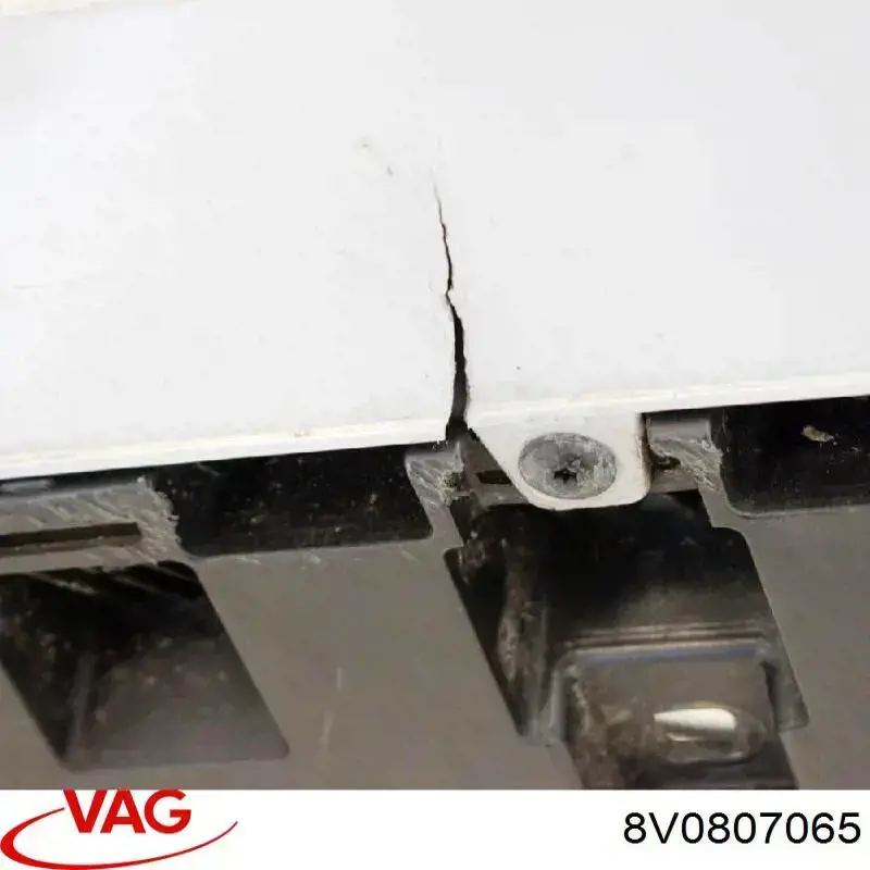 Передний бампер 8V0807065 VAG