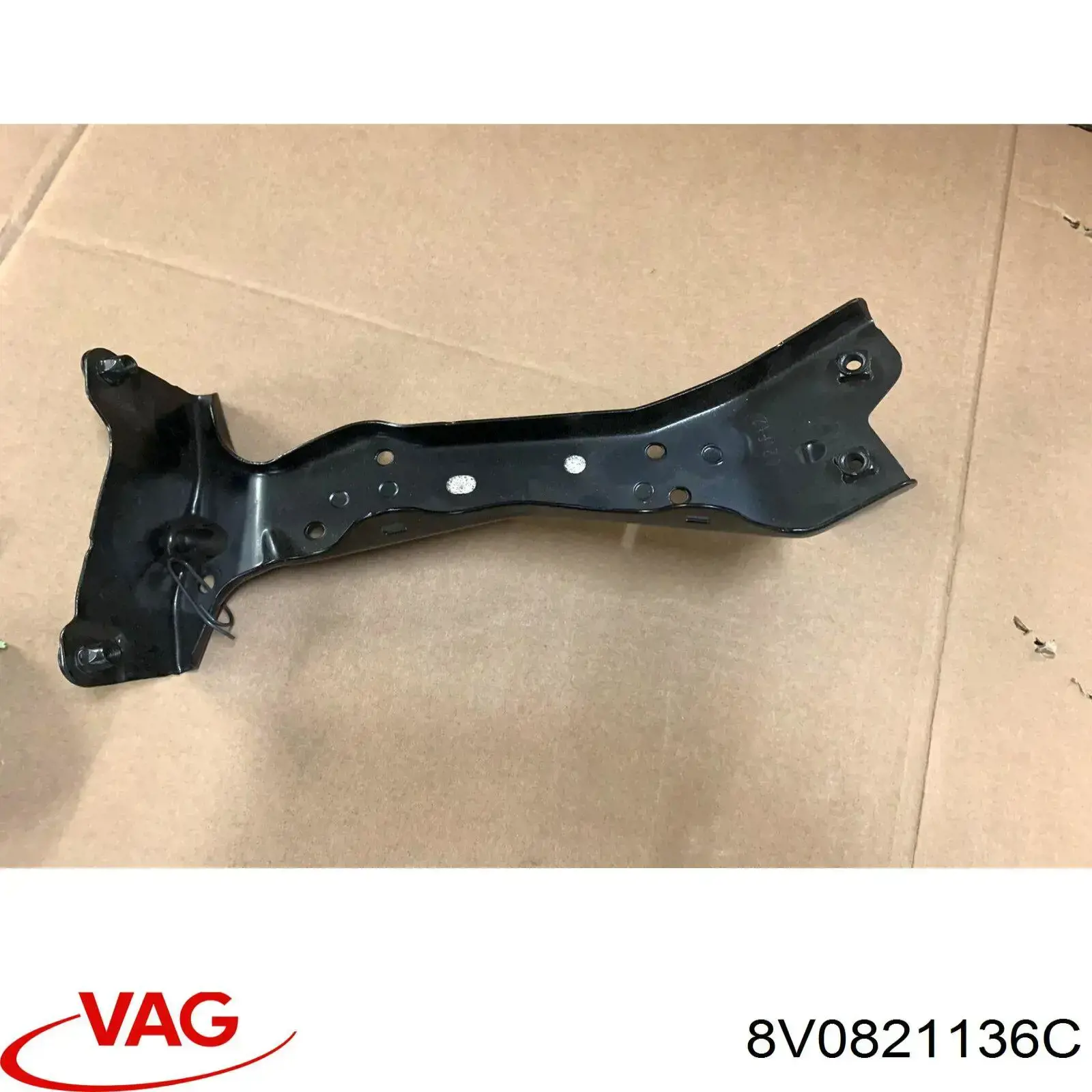 Купить 8V0821136C VAG Кронштейн крепления крыла переднего правого передний