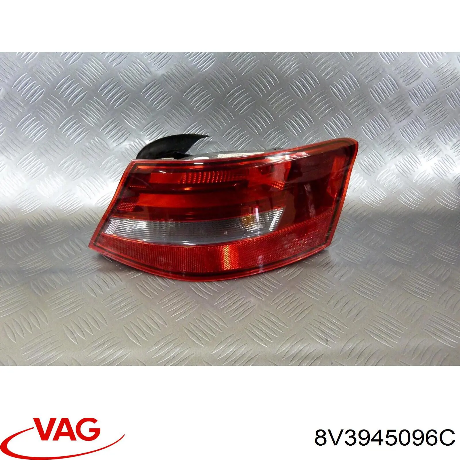 8V3945096C VAG фонарь задний правый внешний