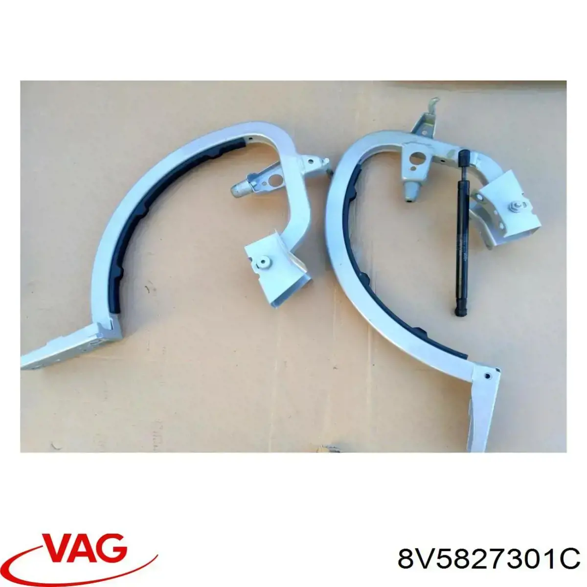 Петля крышки багажника 8V5827301C VAG