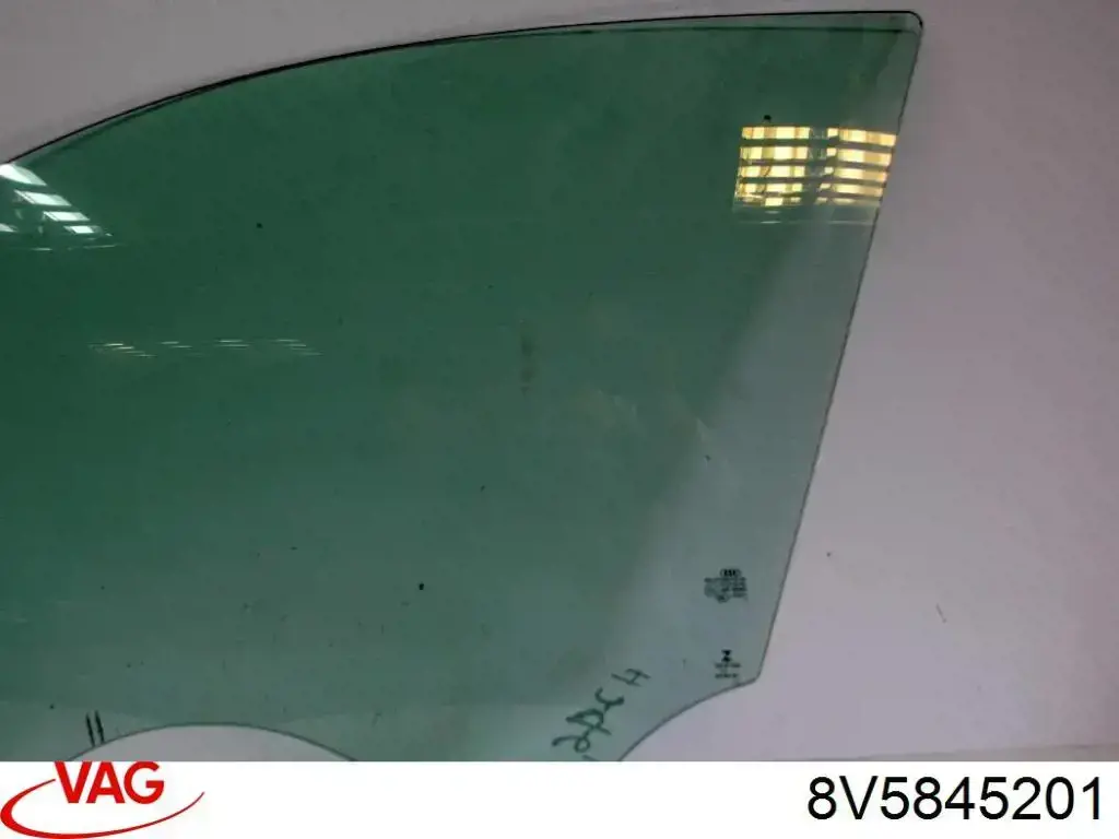 Стекло двери передней левой 8V5845201 VAG