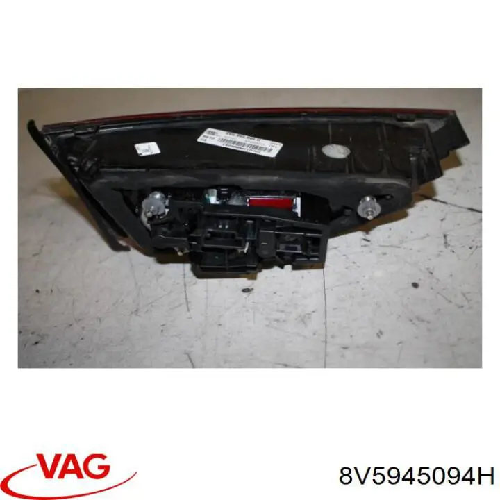 Фонарь задний правый внутренний 8V5945094H VAG