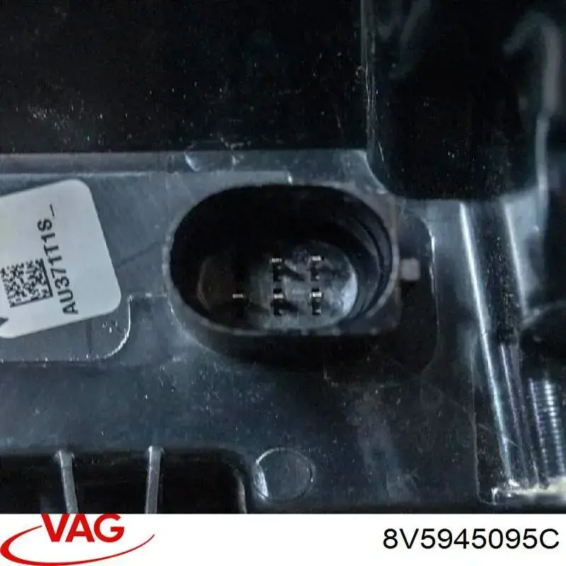 Задний левый внешний фонарь VAG 8V5945095C