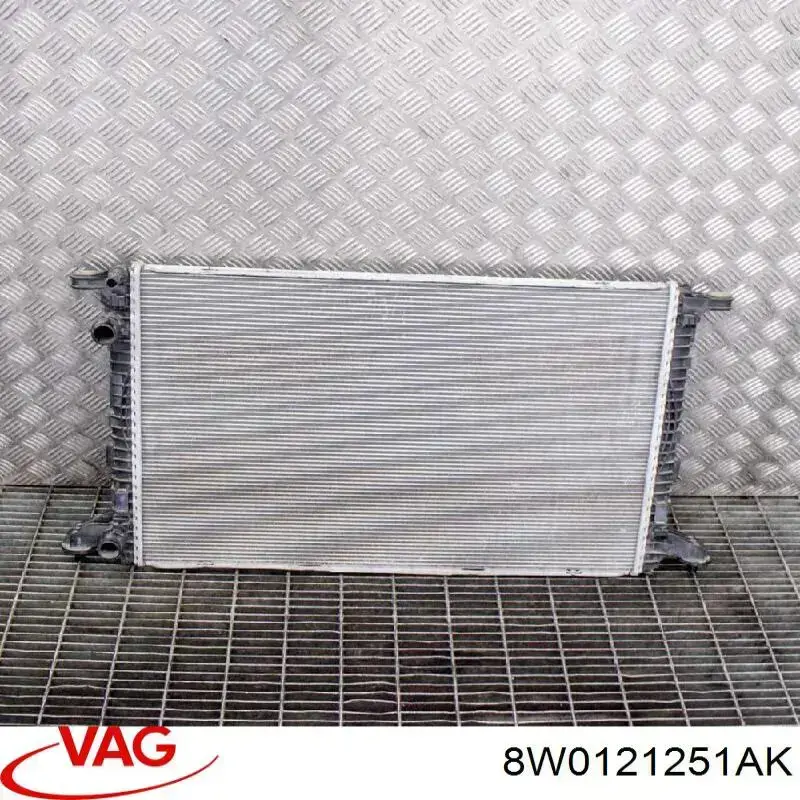 Radiador de esfriamento de motor VAG 8W0121251AK