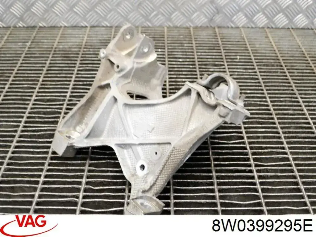 Кронштейн передней балки 8W0399295D VAG