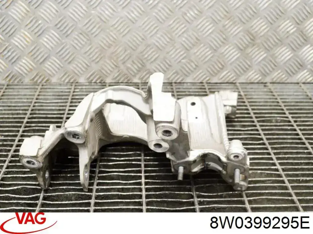 8W0399295D VAG Кронштейн передней балки