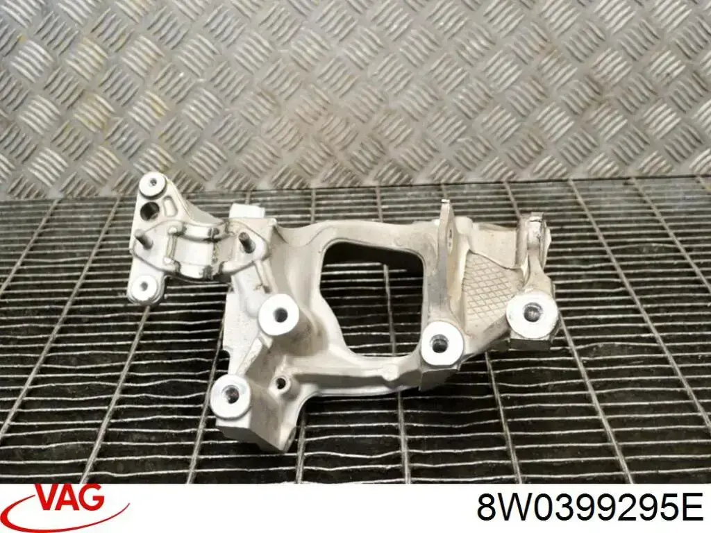 Купить 8W0399295D VAG Кронштейн передней балки