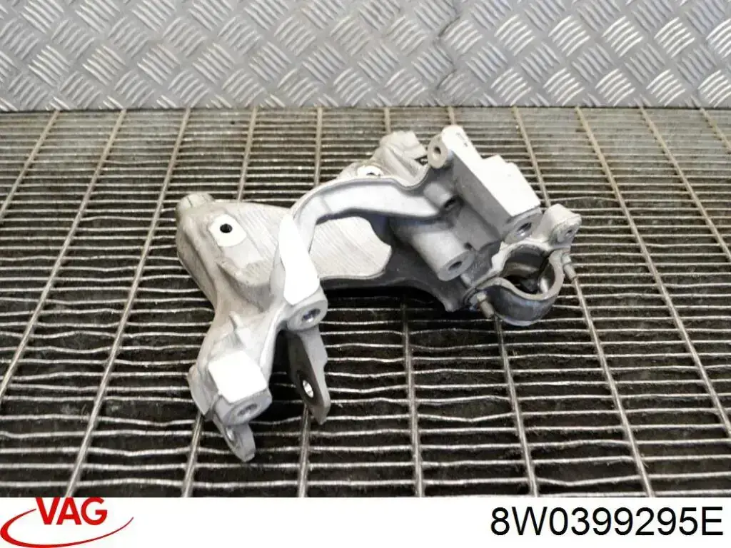 Кронштейн передней балки 8W0399295D VAG