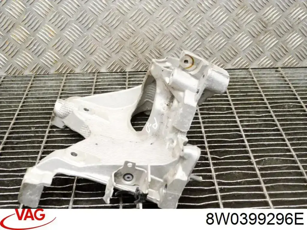 Кронштейн передней балки 8W0399296E VAG